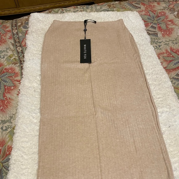 Women’s White Fox ribbed maxi skirt in Oatmeal. Size medium. Worn one time. - Picture 7 of 12